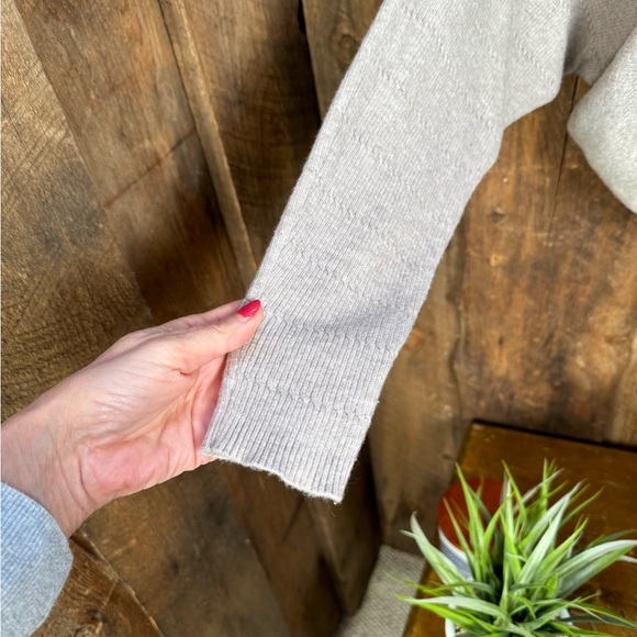 Cyrus Tan Raglan Sleeve Sweater- size small - Picture 5 of 11